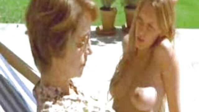 Rubia amateur cubierta de madre e hijas lesvianas semen