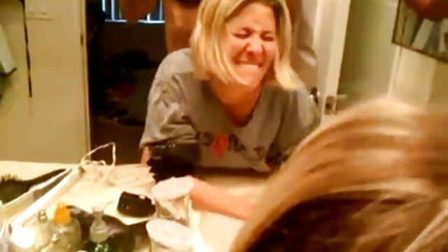 Milf Queen Julia Ann sopla sexso lesvianas una polla en POV y escupe esperma en los pies!