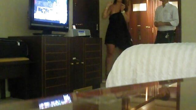 Spizoo - Gabby Quinteros follando dos pollas grandes, Glory Hole sexo en vivo lesbianas